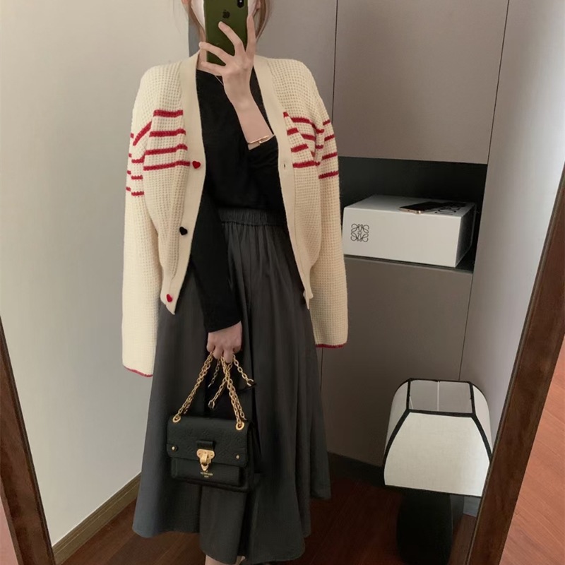 New Design Heart Button Knitted Sweater Niche Design Cardigan - Image 4
