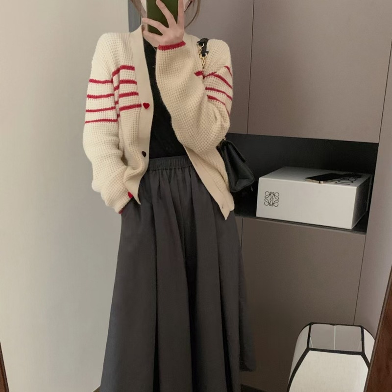 New Design Heart Button Knitted Sweater Niche Design Cardigan - Image 6